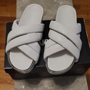 Dkny White Sandals with Padded Strap and Ergonomic Footbed